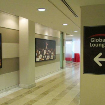 Global Lounge sign pointing in the direction of its location in a hallway